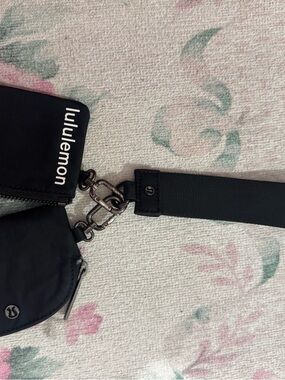 lululemon black detachable wristlet pouch duo